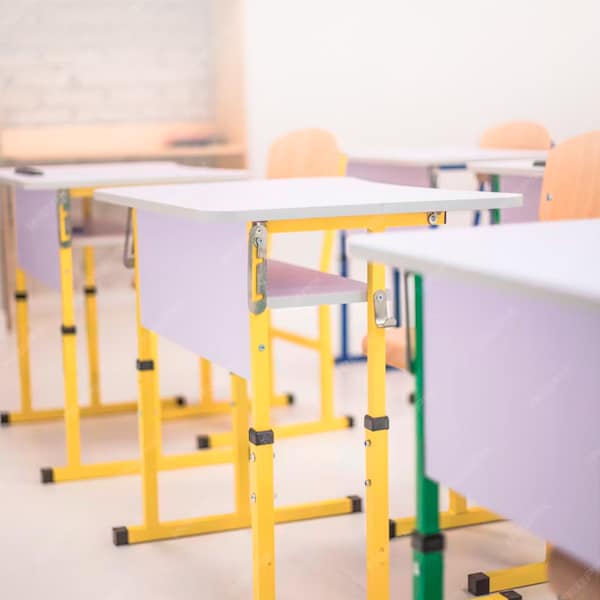 Pupitres escolares de estructura metálica y cubiertas claras, fabricados por empresa especializada en muebles de oficina y escuelas en México