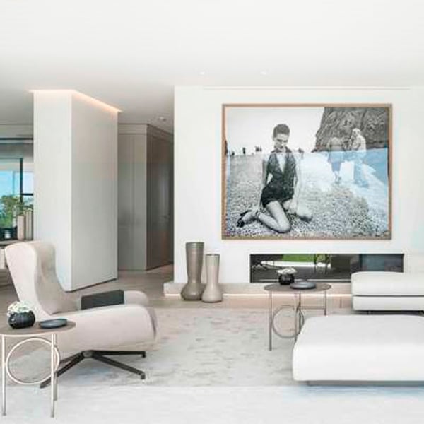 Sala minimalista en tonos neutros con mobiliario de líneas limpias, parte de una colección de muebles minimalistas en CDMX