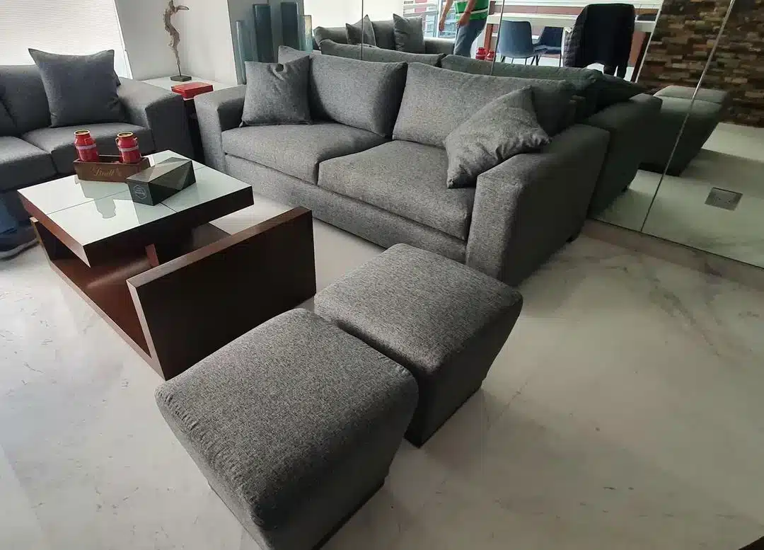 Sala contemporánea con sofá gris y mesa de centro minimalista, ejemplo de muebles sobre diseño para departamentos en CDMX
