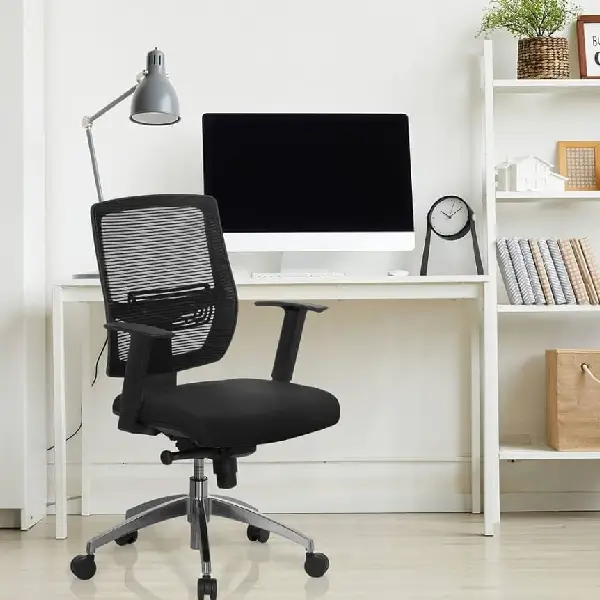Silla ergonómica negra con base cromada, disponible en tienda de muebles para oficina especializada en confort laboral